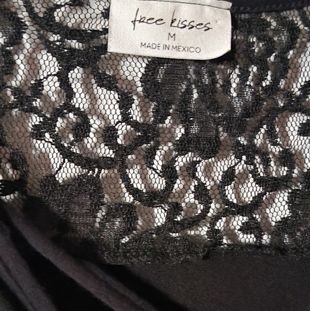 Free Kisses Sleeveless Black Lace-Trim V-Neck Top Size Medium - Picture 8 of 9